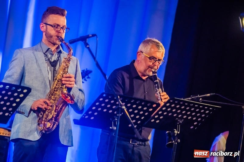 Zdjęcie w galerii na portalu naszraciborz.pl: Nauczyciele Szkoły Muzycznej zagrali dla swych uczniów. Jak wyszło? Zobaczcie wideo wiadomości z regionu