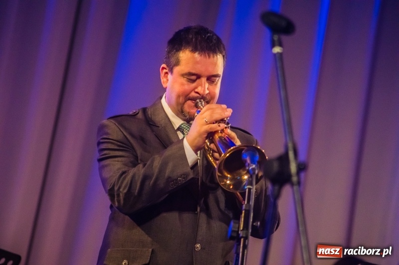 Zdjęcie w galerii na portalu naszraciborz.pl: Nauczyciele Szkoły Muzycznej zagrali dla swych uczniów. Jak wyszło? Zobaczcie wideo wiadomości z regionu