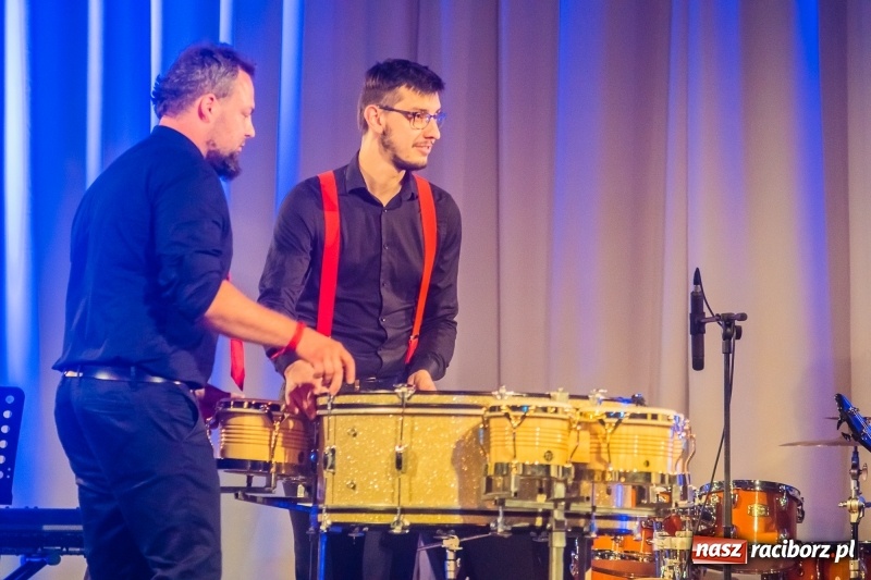 Zdjęcie w galerii na portalu naszraciborz.pl: Nauczyciele Szkoły Muzycznej zagrali dla swych uczniów. Jak wyszło? Zobaczcie wideo wiadomości z regionu