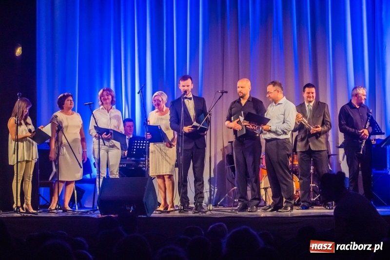 Zdjęcie w galerii na portalu naszraciborz.pl: Nauczyciele Szkoły Muzycznej zagrali dla swych uczniów. Jak wyszło? Zobaczcie wideo wiadomości z regionu