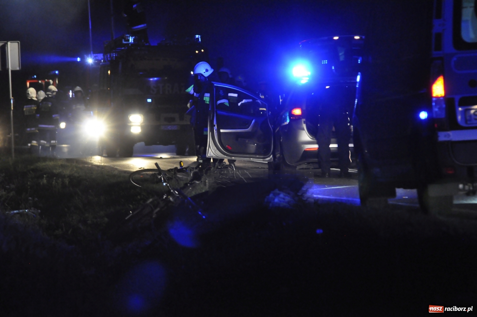 Zdjęcie w galerii na portalu naszraciborz.pl: Tragedia na DW 916 Racibórz-Pietraszyn. Nie żyje dwóch rowerzystów. Dwóch w szpitalu wiadomości z regionu