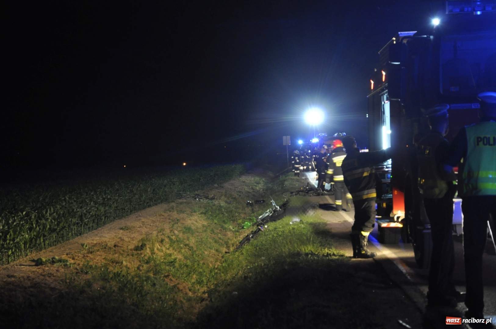 Zdjęcie w galerii na portalu naszraciborz.pl: Tragedia na DW 916 Racibórz-Pietraszyn. Nie żyje dwóch rowerzystów. Dwóch w szpitalu wiadomości z regionu