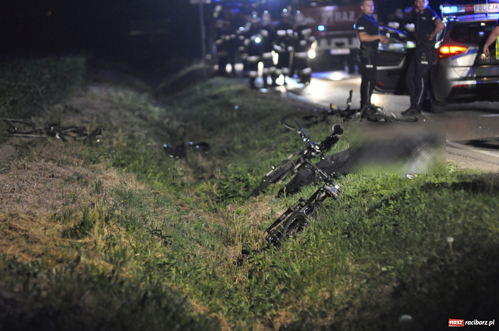 Zdjęcie w galerii na portalu naszraciborz.pl: Tragedia na DW 916 Racibórz-Pietraszyn. Nie żyje dwóch rowerzystów. Dwóch w szpitalu wiadomości z regionu