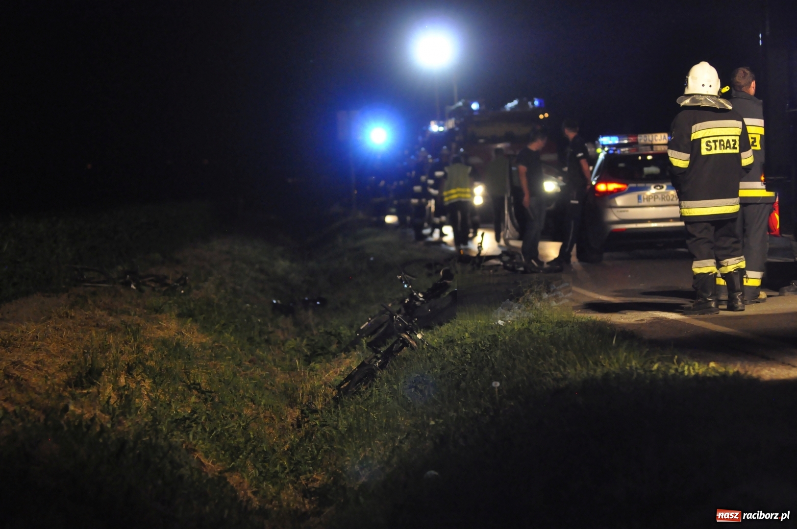 Zdjęcie w galerii na portalu naszraciborz.pl: Tragedia na DW 916 Racibórz-Pietraszyn. Nie żyje dwóch rowerzystów. Dwóch w szpitalu wiadomości z regionu