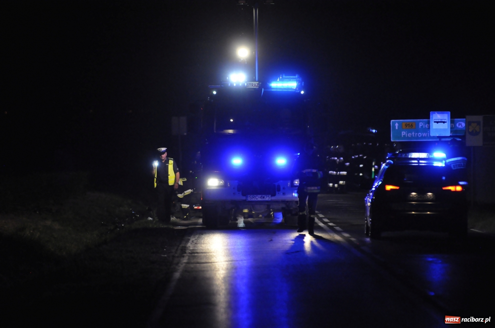Zdjęcie w galerii na portalu naszraciborz.pl: Tragedia na DW 916 Racibórz-Pietraszyn. Nie żyje dwóch rowerzystów. Dwóch w szpitalu wiadomości z regionu