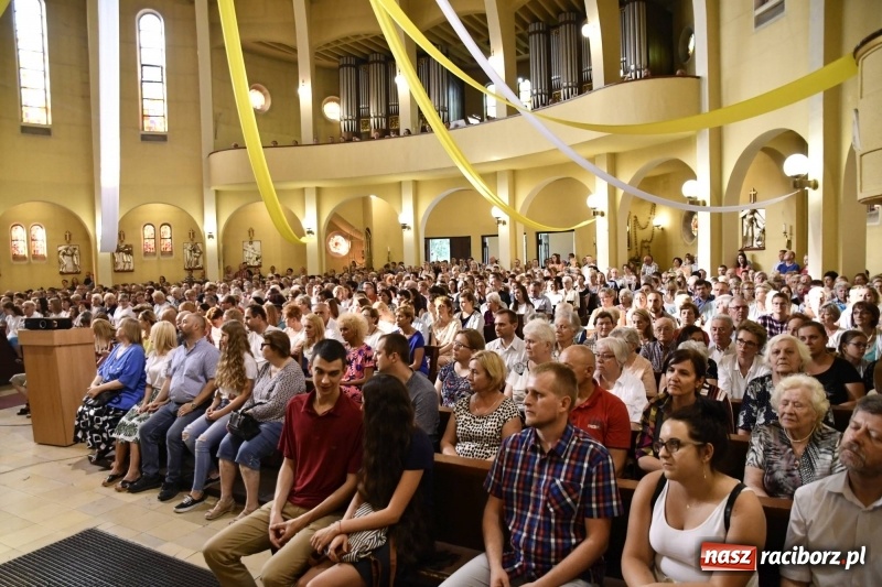 Zdjęcie w galerii na portalu naszraciborz.pl: Ks. Adam Szustak zgromadził tłumy mówiąc o potędze miłosierdzia wiadomości z regionu