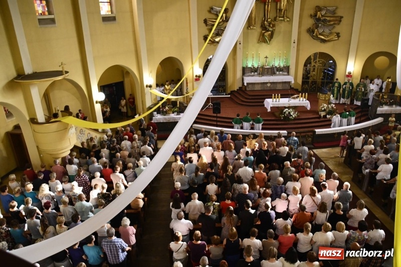Zdjęcie w galerii na portalu naszraciborz.pl: Ks. Adam Szustak zgromadził tłumy mówiąc o potędze miłosierdzia wiadomości z regionu