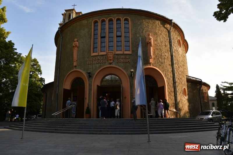 Zdjęcie w galerii na portalu naszraciborz.pl: Ks. Adam Szustak zgromadził tłumy mówiąc o potędze miłosierdzia wiadomości z regionu