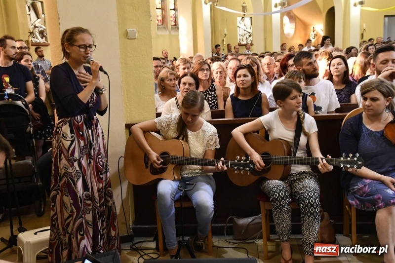 Zdjęcie w galerii na portalu naszraciborz.pl: Ks. Adam Szustak zgromadził tłumy mówiąc o potędze miłosierdzia wiadomości z regionu
