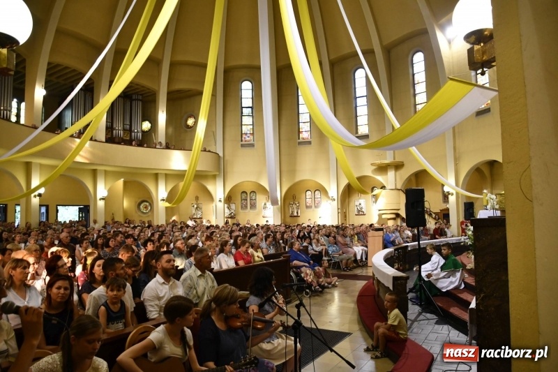 Zdjęcie w galerii na portalu naszraciborz.pl: Ks. Adam Szustak zgromadził tłumy mówiąc o potędze miłosierdzia wiadomości z regionu