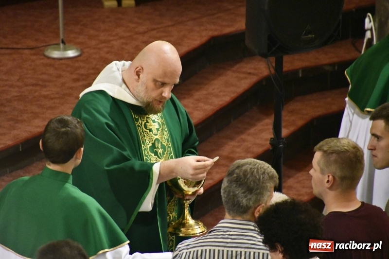 Zdjęcie w galerii na portalu naszraciborz.pl: Ks. Adam Szustak zgromadził tłumy mówiąc o potędze miłosierdzia wiadomości z regionu