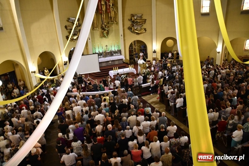 Zdjęcie w galerii na portalu naszraciborz.pl: Ks. Adam Szustak zgromadził tłumy mówiąc o potędze miłosierdzia wiadomości z regionu