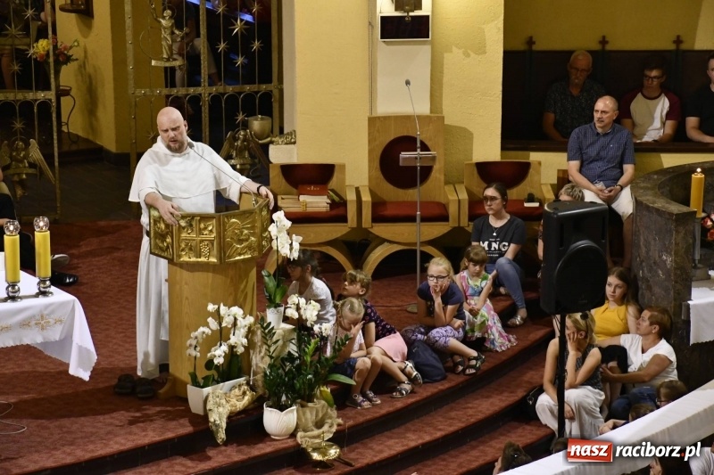 Zdjęcie w galerii na portalu naszraciborz.pl: Ks. Adam Szustak zgromadził tłumy mówiąc o potędze miłosierdzia wiadomości z regionu