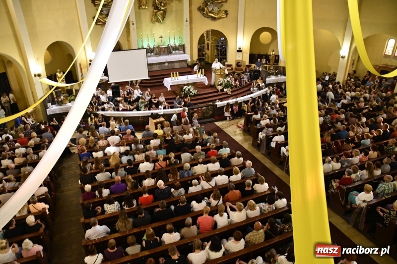 Zdjęcie w galerii na portalu naszraciborz.pl: Ks. Adam Szustak zgromadził tłumy mówiąc o potędze miłosierdzia wiadomości z regionu