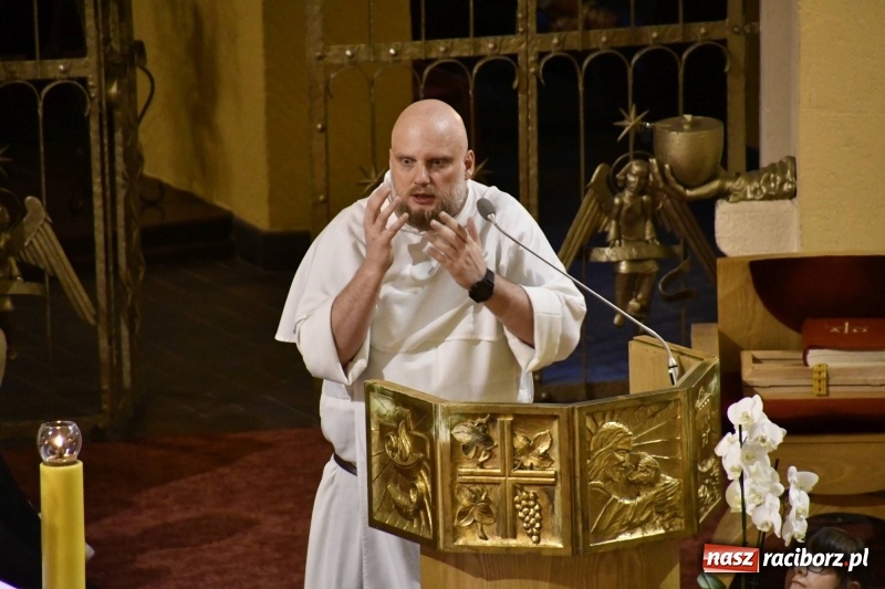 Zdjęcie w galerii na portalu naszraciborz.pl: Ks. Adam Szustak zgromadził tłumy mówiąc o potędze miłosierdzia wiadomości z regionu