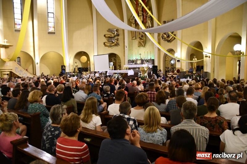 Zdjęcie w galerii na portalu naszraciborz.pl: Ks. Adam Szustak zgromadził tłumy mówiąc o potędze miłosierdzia wiadomości z regionu