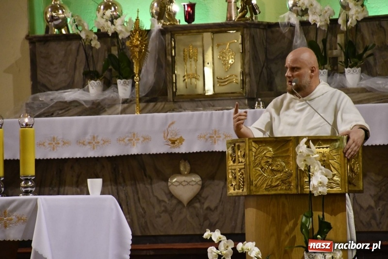 Zdjęcie w galerii na portalu naszraciborz.pl: Ks. Adam Szustak zgromadził tłumy mówiąc o potędze miłosierdzia wiadomości z regionu