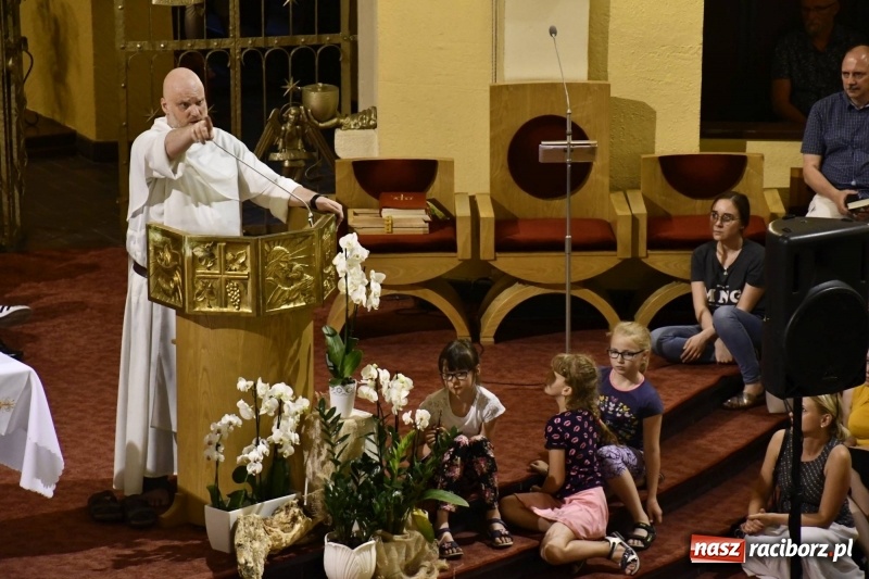 Zdjęcie w galerii na portalu naszraciborz.pl: Ks. Adam Szustak zgromadził tłumy mówiąc o potędze miłosierdzia wiadomości z regionu