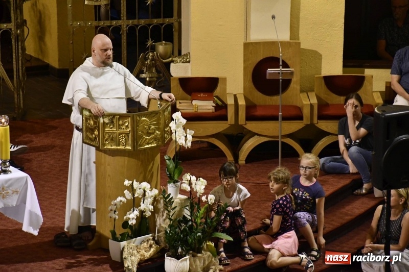 Zdjęcie w galerii na portalu naszraciborz.pl: Ks. Adam Szustak zgromadził tłumy mówiąc o potędze miłosierdzia wiadomości z regionu