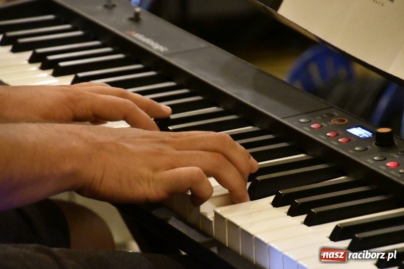 Zdjęcie w galerii na portalu naszraciborz.pl: Ks. Adam Szustak zgromadził tłumy mówiąc o potędze miłosierdzia wiadomości z regionu