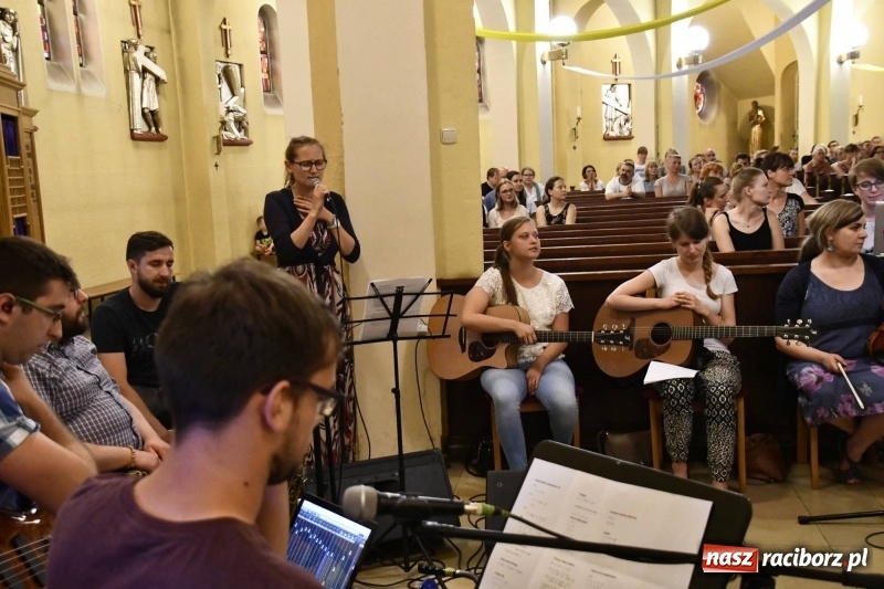 Zdjęcie w galerii na portalu naszraciborz.pl: Ks. Adam Szustak zgromadził tłumy mówiąc o potędze miłosierdzia wiadomości z regionu