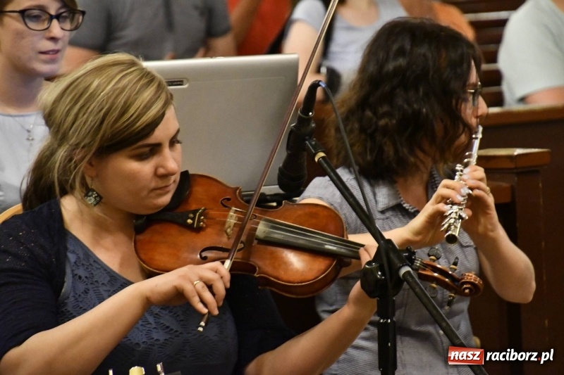 Zdjęcie w galerii na portalu naszraciborz.pl: Ks. Adam Szustak zgromadził tłumy mówiąc o potędze miłosierdzia wiadomości z regionu
