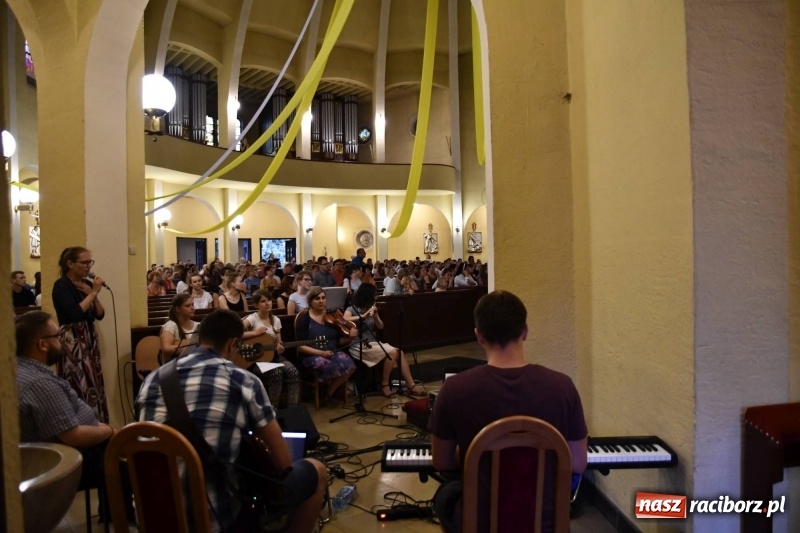 Zdjęcie w galerii na portalu naszraciborz.pl: Ks. Adam Szustak zgromadził tłumy mówiąc o potędze miłosierdzia wiadomości z regionu