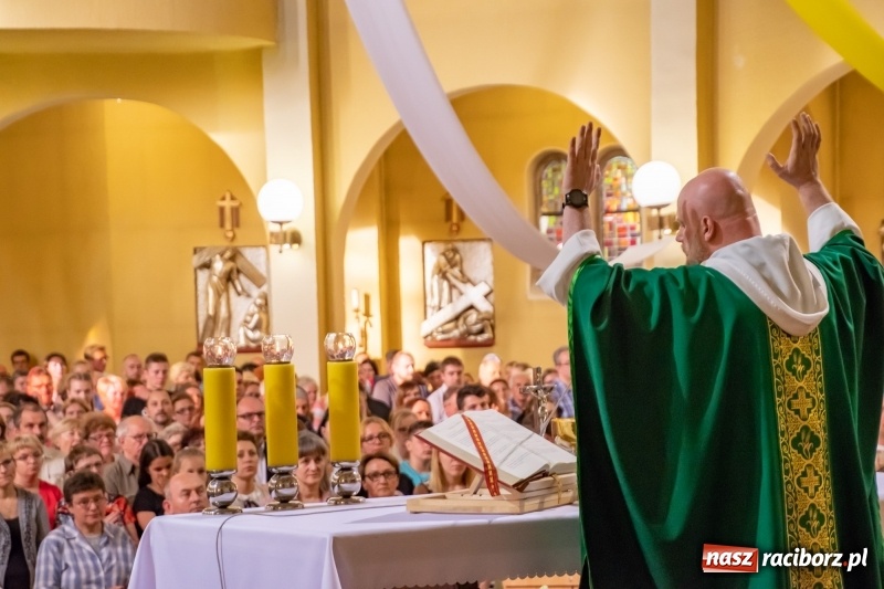 Zdjęcie w galerii na portalu naszraciborz.pl: Ks. Adam Szustak zgromadził tłumy mówiąc o potędze miłosierdzia wiadomości z regionu