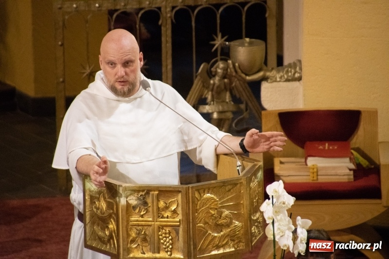 Zdjęcie w galerii na portalu naszraciborz.pl: Ks. Adam Szustak zgromadził tłumy mówiąc o potędze miłosierdzia wiadomości z regionu