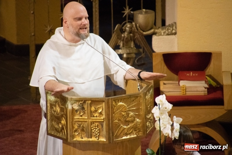 Zdjęcie w galerii na portalu naszraciborz.pl: Ks. Adam Szustak zgromadził tłumy mówiąc o potędze miłosierdzia wiadomości z regionu