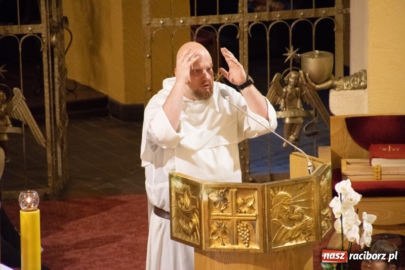 Zdjęcie w galerii na portalu naszraciborz.pl: Ks. Adam Szustak zgromadził tłumy mówiąc o potędze miłosierdzia wiadomości z regionu