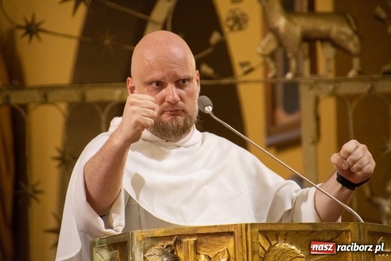 Zdjęcie w galerii na portalu naszraciborz.pl: Ks. Adam Szustak zgromadził tłumy mówiąc o potędze miłosierdzia wiadomości z regionu