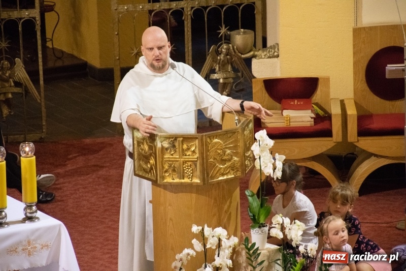 Zdjęcie w galerii na portalu naszraciborz.pl: Ks. Adam Szustak zgromadził tłumy mówiąc o potędze miłosierdzia wiadomości z regionu