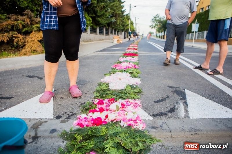 Zdjęcie w galerii na portalu naszraciborz.pl: Od rana cała Raciborszczyzna szykuje się na Boże Ciało  wiadomości z regionu