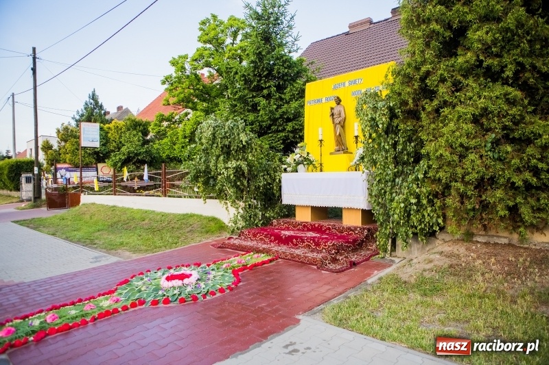 Zdjęcie w galerii na portalu naszraciborz.pl: Od rana cała Raciborszczyzna szykuje się na Boże Ciało  wiadomości z regionu