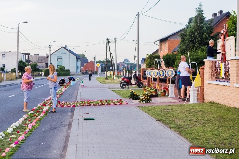 Zdjęcie w galerii na portalu naszraciborz.pl: Od rana cała Raciborszczyzna szykuje się na Boże Ciało  wiadomości z regionu