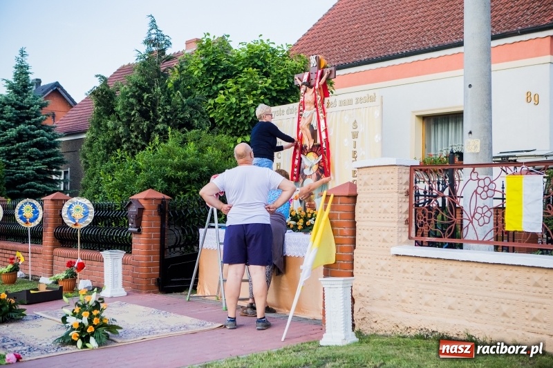 Zdjęcie w galerii na portalu naszraciborz.pl: Od rana cała Raciborszczyzna szykuje się na Boże Ciało  wiadomości z regionu