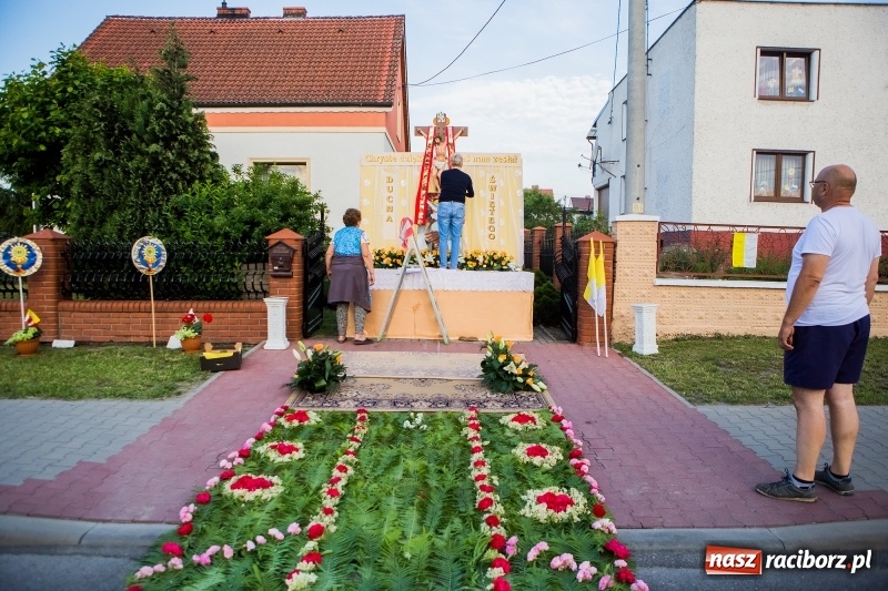 Zdjęcie w galerii na portalu naszraciborz.pl: Od rana cała Raciborszczyzna szykuje się na Boże Ciało  wiadomości z regionu