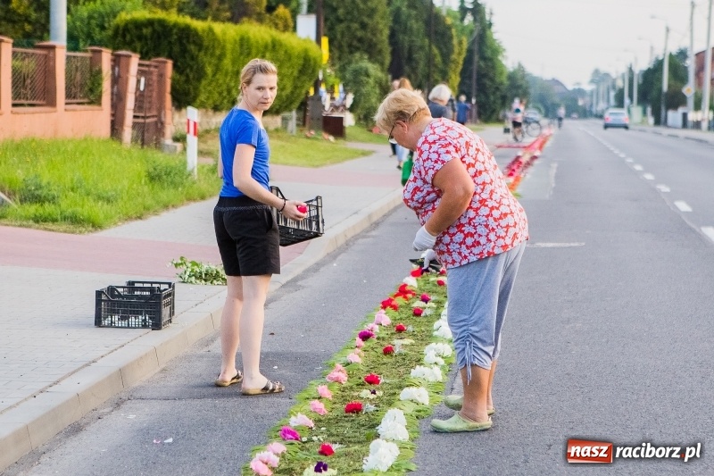 Zdjęcie w galerii na portalu naszraciborz.pl: Od rana cała Raciborszczyzna szykuje się na Boże Ciało  wiadomości z regionu