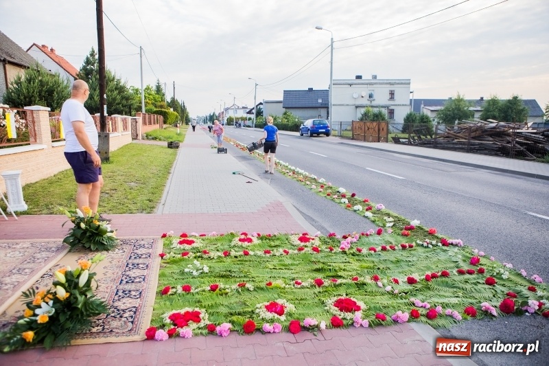 Zdjęcie w galerii na portalu naszraciborz.pl: Od rana cała Raciborszczyzna szykuje się na Boże Ciało  wiadomości z regionu