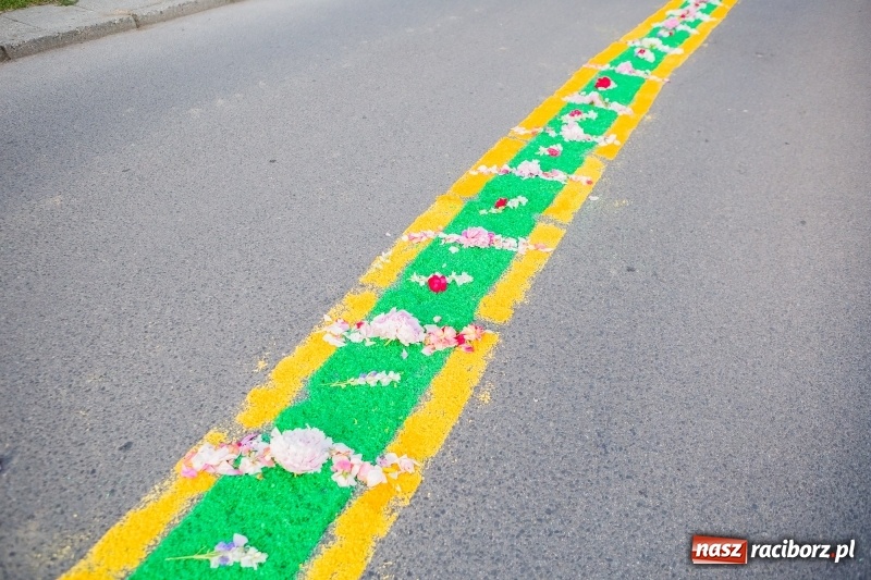 Zdjęcie w galerii na portalu naszraciborz.pl: Od rana cała Raciborszczyzna szykuje się na Boże Ciało  wiadomości z regionu