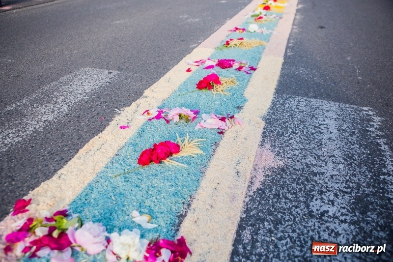 Zdjęcie w galerii na portalu naszraciborz.pl: Od rana cała Raciborszczyzna szykuje się na Boże Ciało  wiadomości z regionu