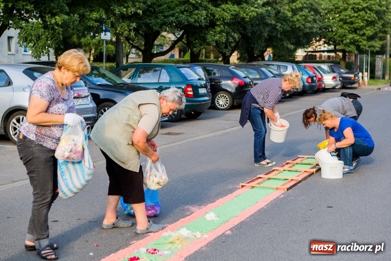 Zdjęcie w galerii na portalu naszraciborz.pl: Od rana cała Raciborszczyzna szykuje się na Boże Ciało  wiadomości z regionu