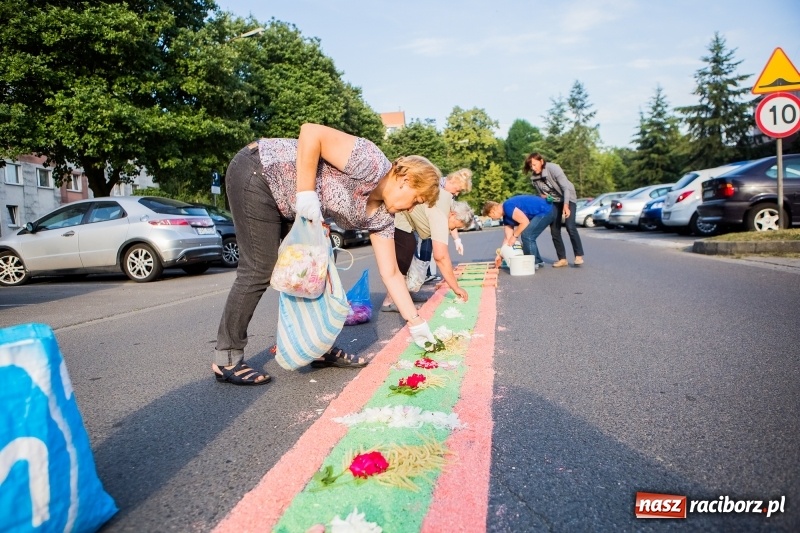 Zdjęcie w galerii na portalu naszraciborz.pl: Od rana cała Raciborszczyzna szykuje się na Boże Ciało  wiadomości z regionu