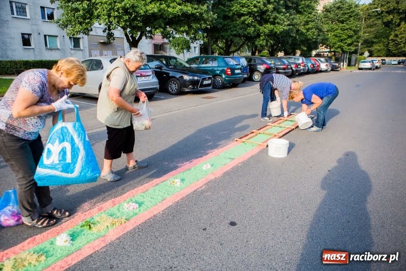 Zdjęcie w galerii na portalu naszraciborz.pl: Od rana cała Raciborszczyzna szykuje się na Boże Ciało  wiadomości z regionu