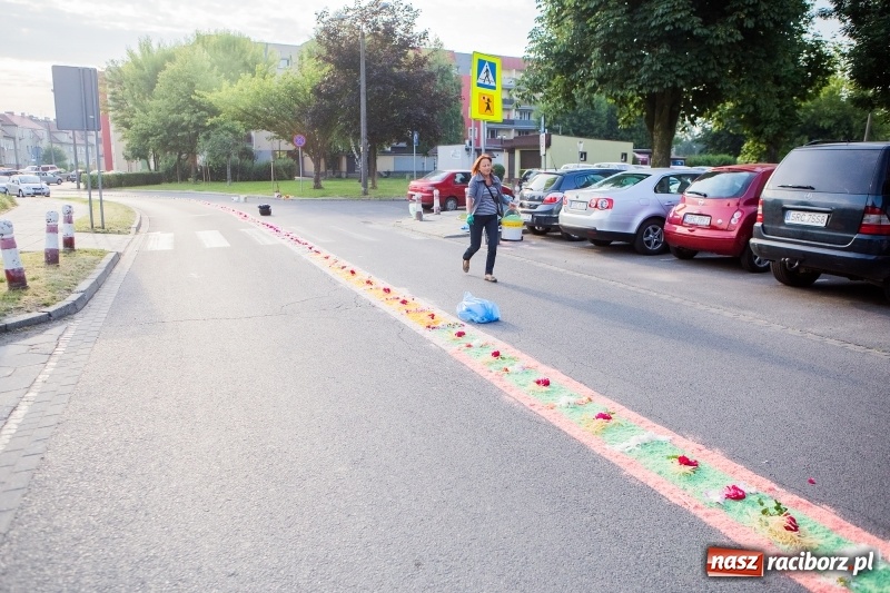 Zdjęcie w galerii na portalu naszraciborz.pl: Od rana cała Raciborszczyzna szykuje się na Boże Ciało  wiadomości z regionu