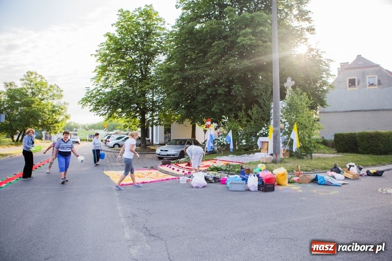 Zdjęcie w galerii na portalu naszraciborz.pl: Od rana cała Raciborszczyzna szykuje się na Boże Ciało  wiadomości z regionu