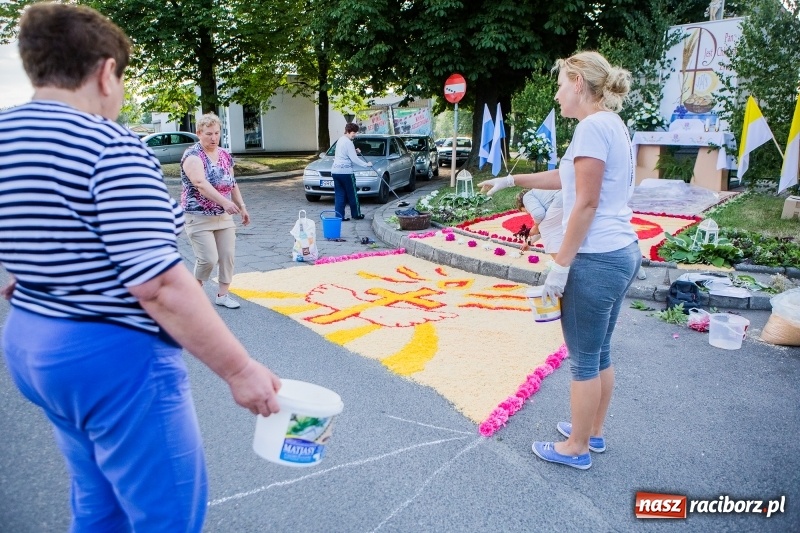 Zdjęcie w galerii na portalu naszraciborz.pl: Od rana cała Raciborszczyzna szykuje się na Boże Ciało  wiadomości z regionu