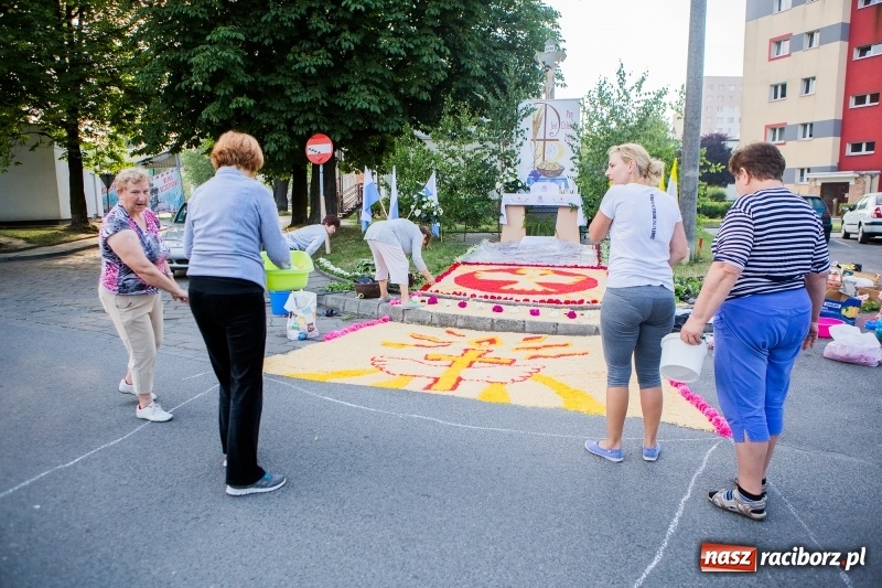 Zdjęcie w galerii na portalu naszraciborz.pl: Od rana cała Raciborszczyzna szykuje się na Boże Ciało  wiadomości z regionu