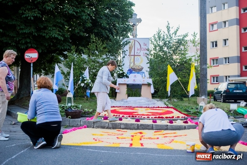 Zdjęcie w galerii na portalu naszraciborz.pl: Od rana cała Raciborszczyzna szykuje się na Boże Ciało  wiadomości z regionu
